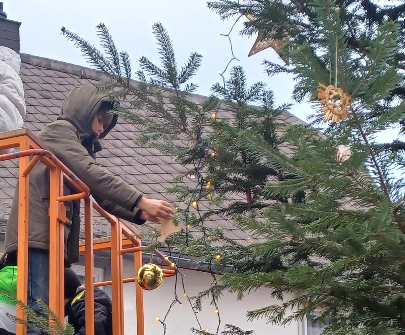 Weihnachtsbaumschmücken1