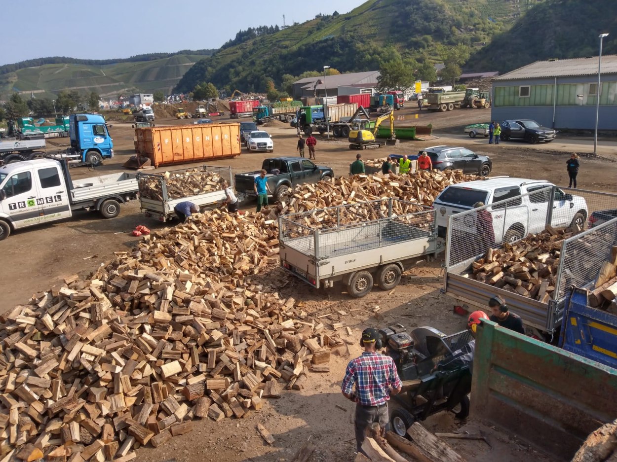 Reitzenhainer Brennholz Verladung an der Ahr Reitzenhainer Brennholz Verladung an der Ahr