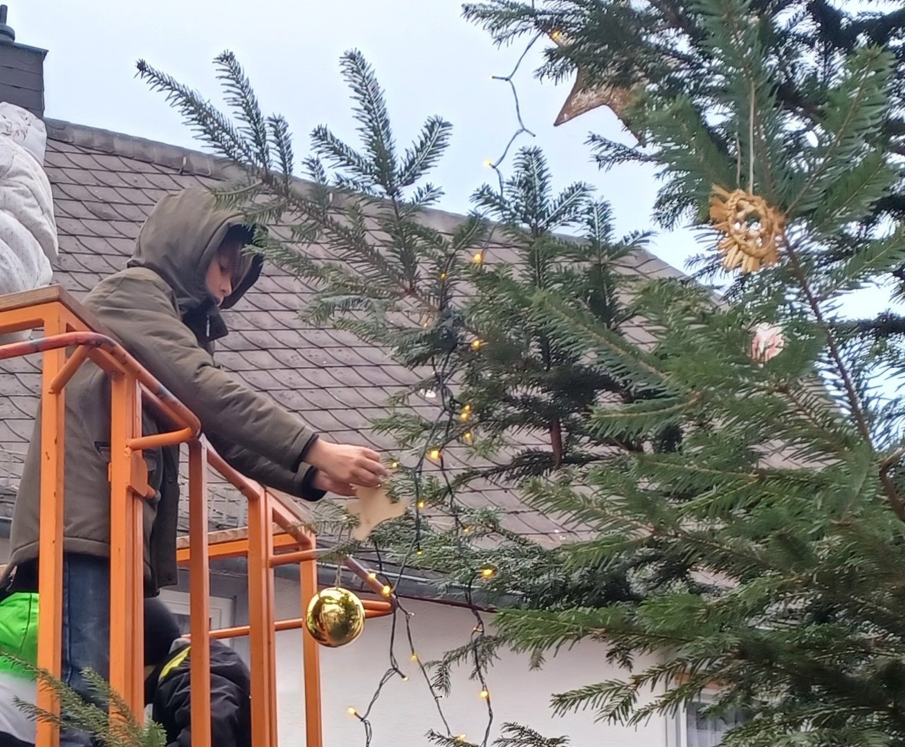 Weihnachtsbaumschmücken1 Weihnachtsbaumschmücken1