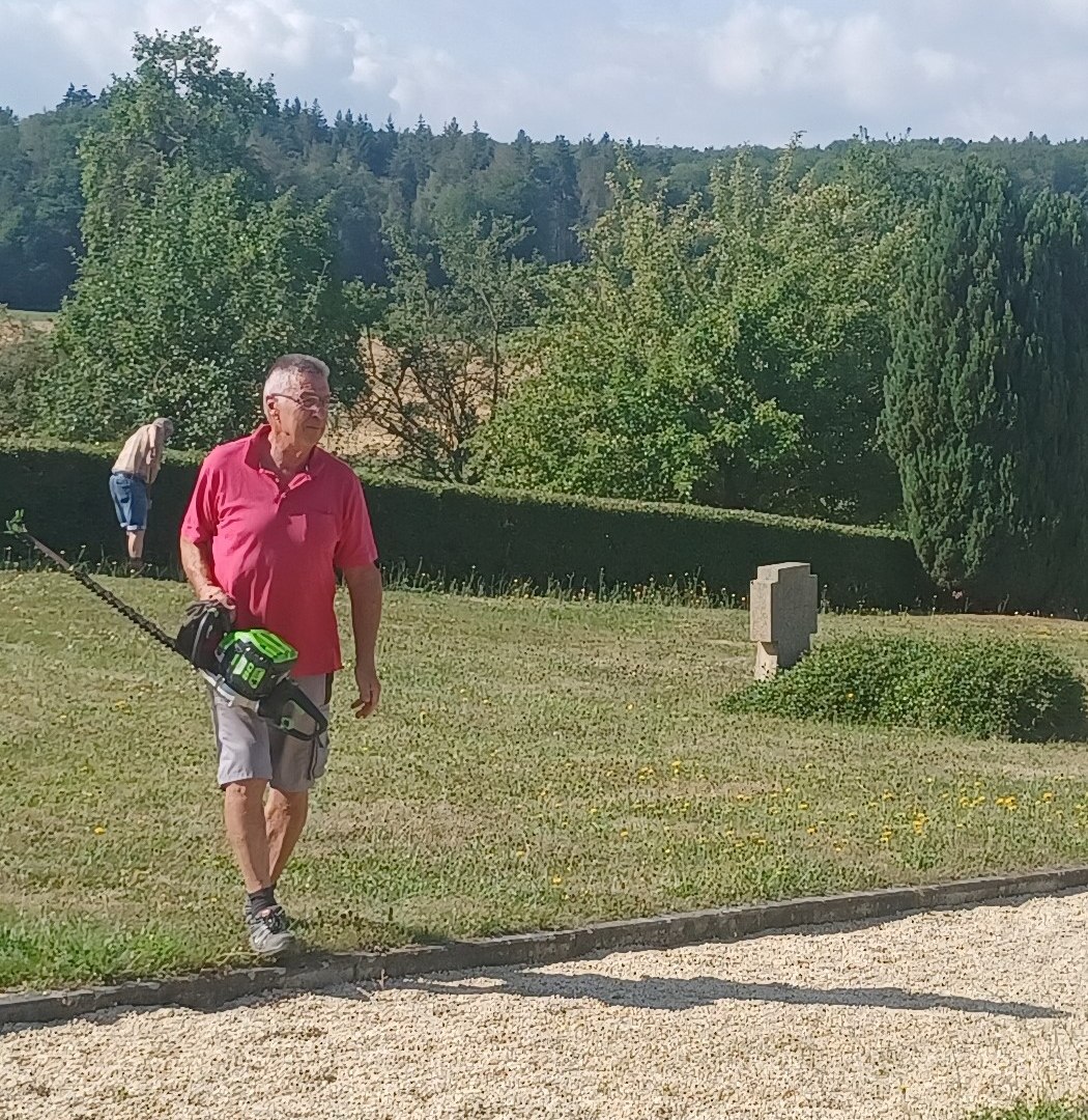 Pflegeschnitt der Friedhofshecke