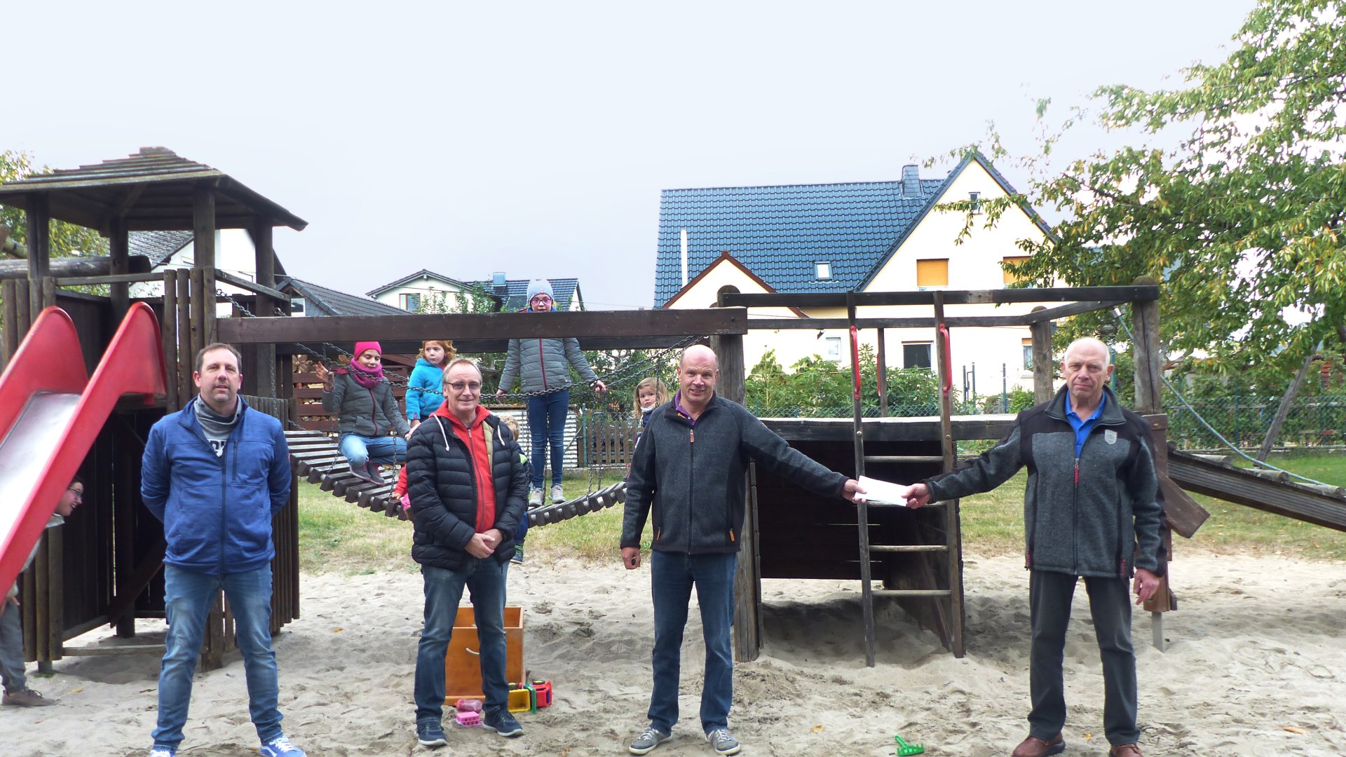 Spendenübergabe Spielgeräte Spielplatz