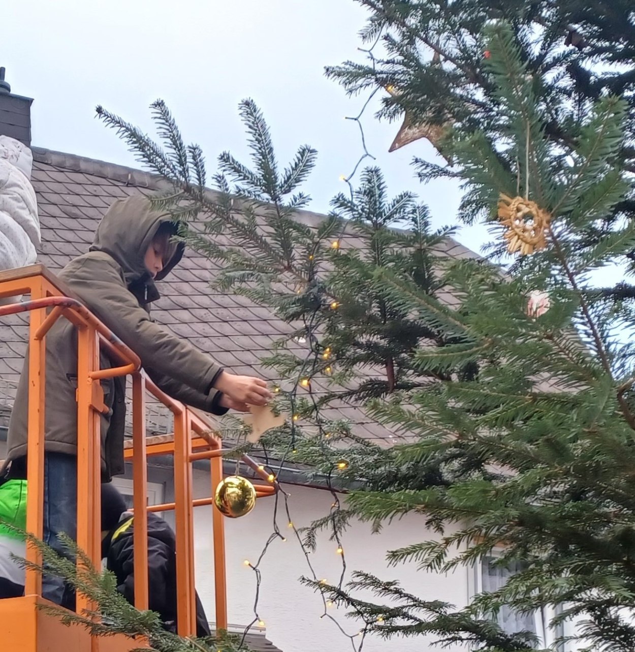 Weihnachtsbaumschmücken1 Weihnachtsbaumschmücken1
