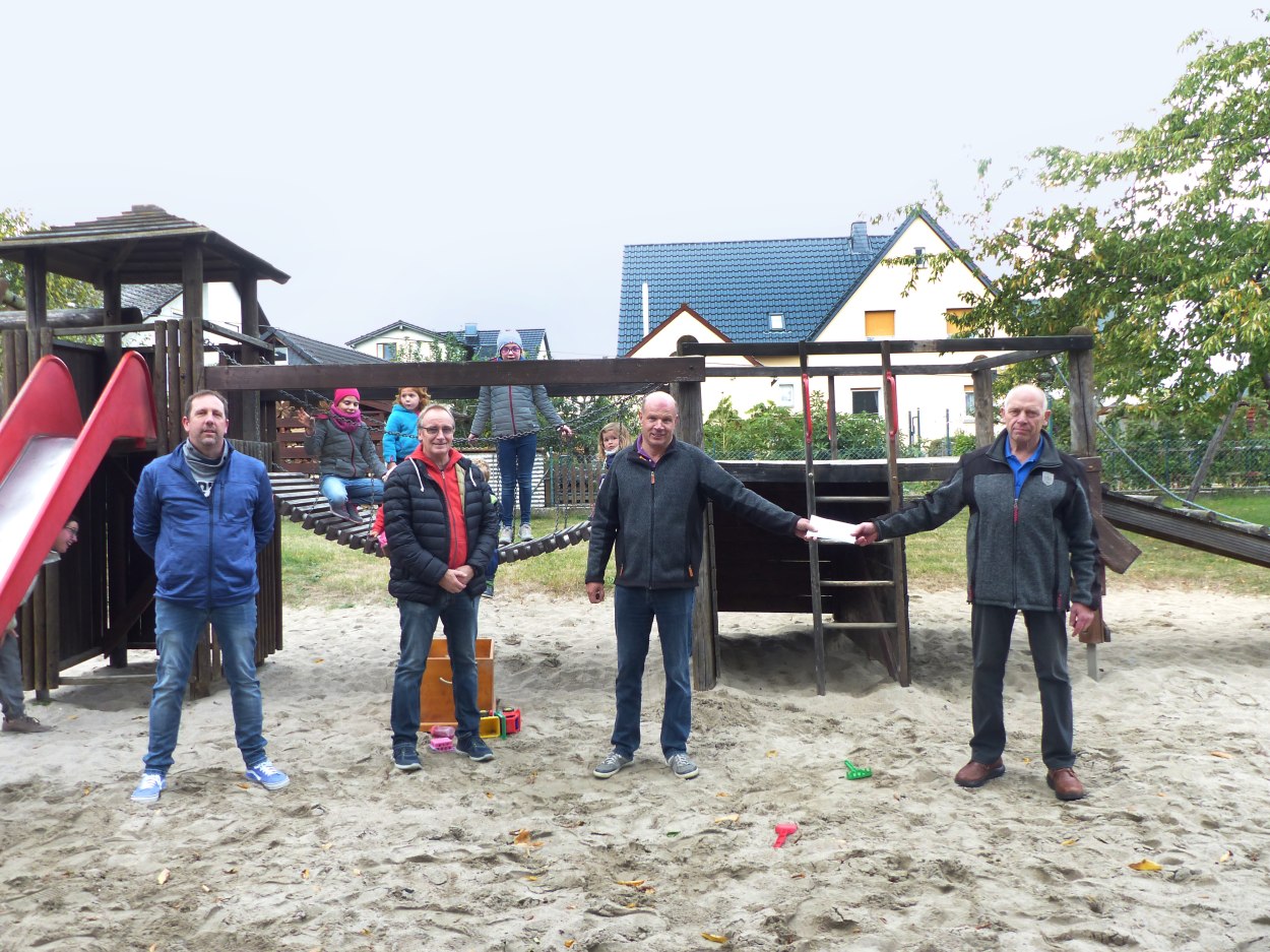 Spendenübergabe Spielgeräte Spielplatz