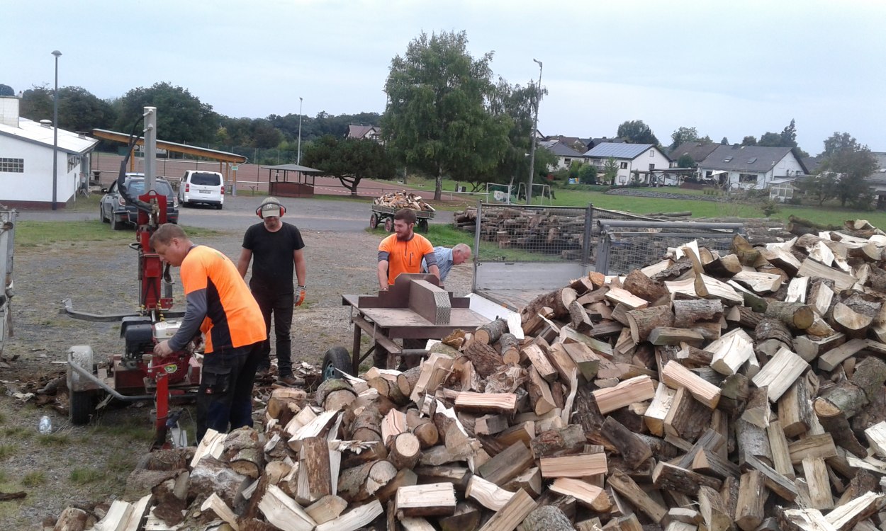 Brennholz Vorbereitung für Verladung Ahrtal Brennholz Vorbereitung für Verladung Ahrtal
