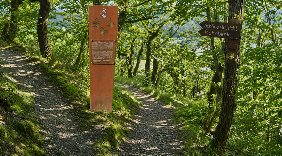 Infostele Burg Maus | © Armin Schaust - KI bearbeitet Infostele Burg Maus | © Armin Schaust - KI bearbeitet