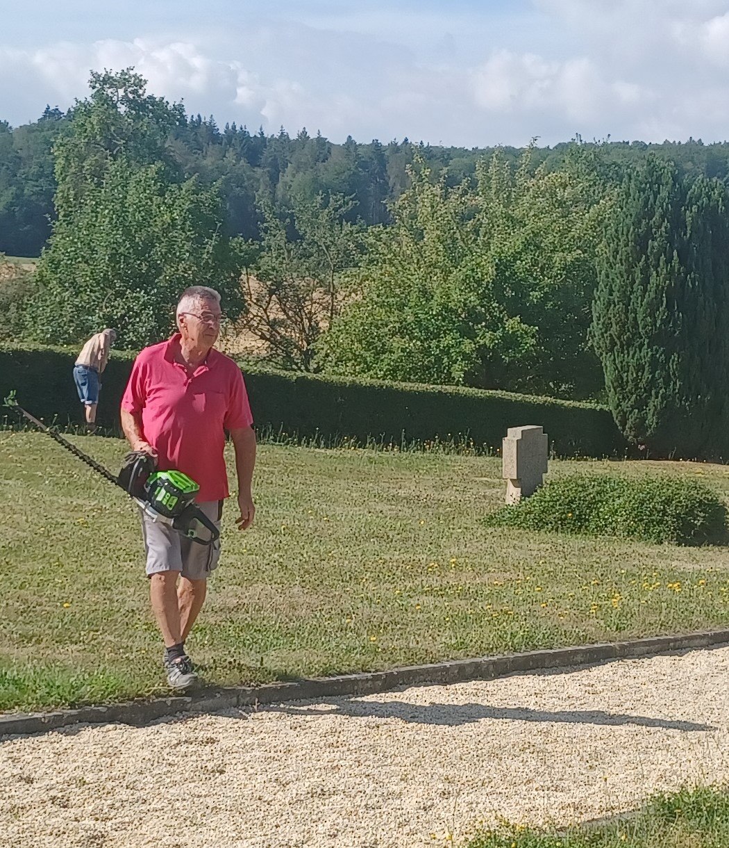 Pflegeschnitt der Friedhofshecke