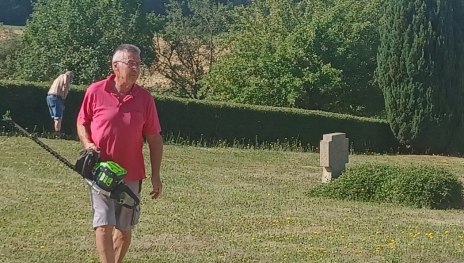 Pflegeschnitt der Friedhofshecke